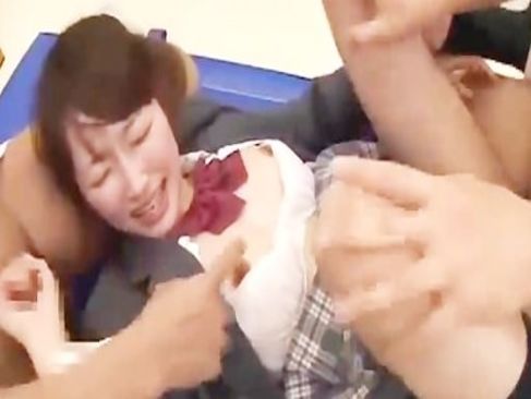 放課後の教室で同級生に無理矢理犯される優等生系の巨乳娘が串刺しファックされるレイプ動画無料 写真取られた